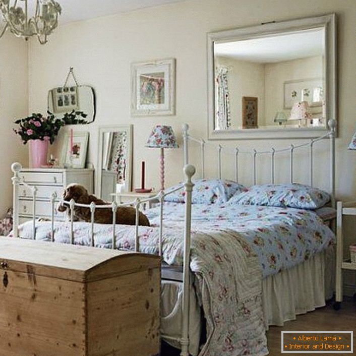 În dormitorul țării, atributul obligatoriu al mobilierului este pieptul sertarelor.