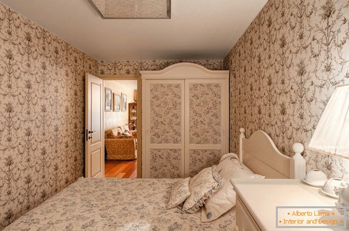 Un dormitor confortabil în țară într-o mică casă de țară din sudul Italiei.