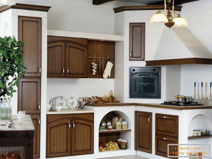 O combinație benefică de lemn alb și întunecat în bucătărie, în stilul țării. Aragazul cu capota arata ca o soba din basmele, pe care parintii nostri ne-au citit in copilarie.