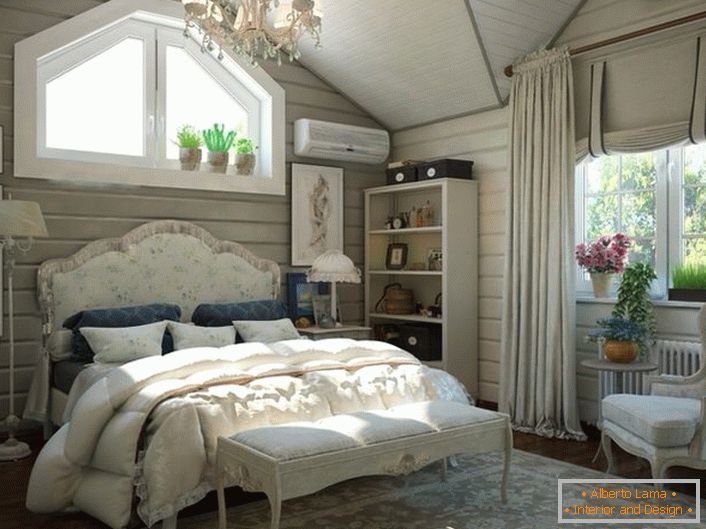 Un dormitor pentru oaspeții de la mansarda unei case de țară. Interior în stilul de țară arată impresionant și elegant. 
