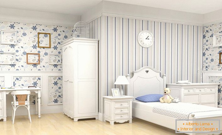 O cameră spațioasă în stil țară pentru un copil. Elegantele mobilier modern, în stil rustic, sunt decorate cu cadre goale - un pas creator de design.