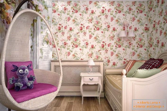 Camera pentru o doamnă tânără este decorată în stil rustic. În cele mai bune tradiții de stil, designerul folosea tapet cu un ornament floral.