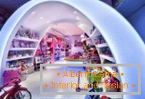 Радужный интерьер в магазине игрушек Povestea lui Pilar, Барселона
