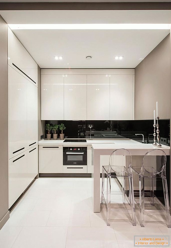 Bucătărie elegantă alb-negru într-un spațiu mic