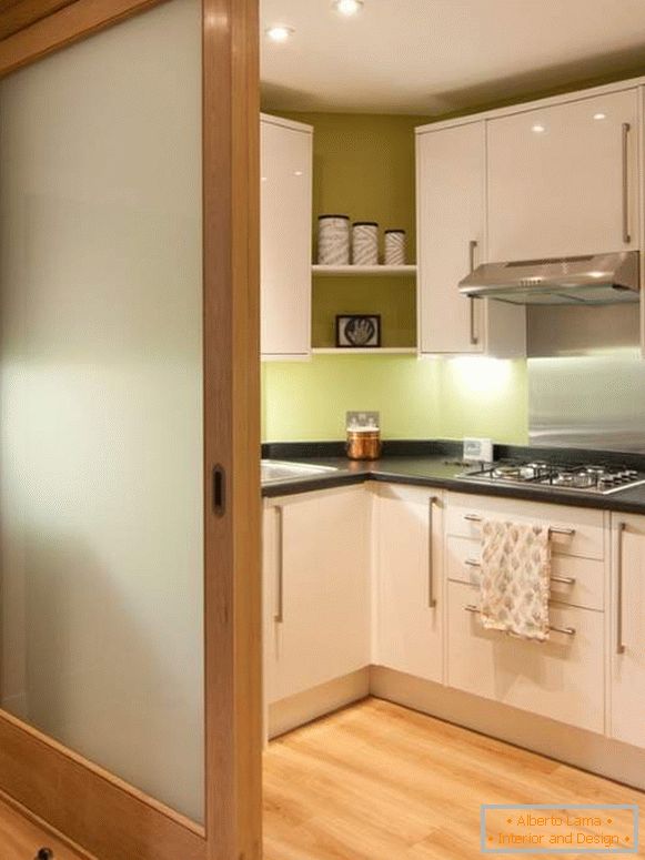 Design frumos de bucătărie cu ușile glisante din lemn