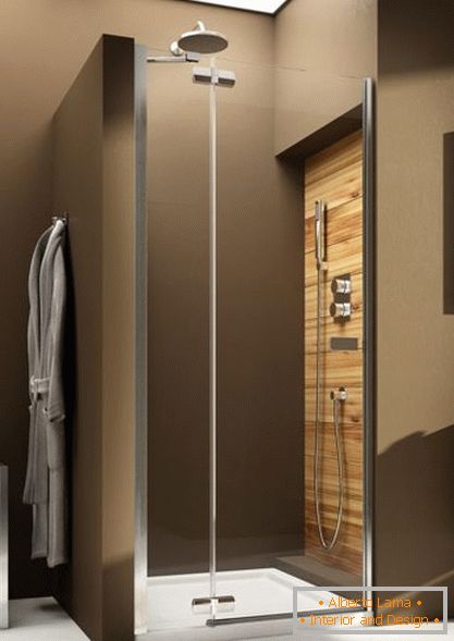 Usi culisante din sticlă de duș la comandă într-un stil modern