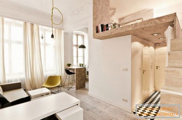 Interiorul unui mic apartament cu două nivele
