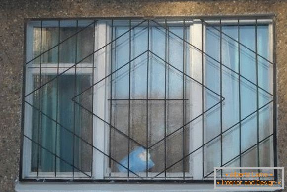 Grile metalice sudate pe ferestre - fotografie din fațadă