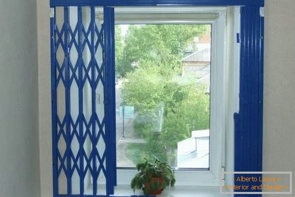 Grătare interioare на окна - раздвижные синего цвета
