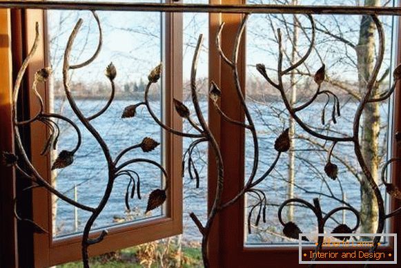 Gratare forjate pe ferestre - fotografie in interiorul casei