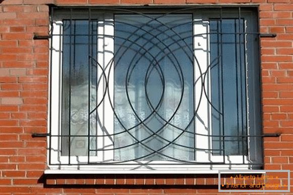 Grile de ferestre moderne - fotografie la primul etaj