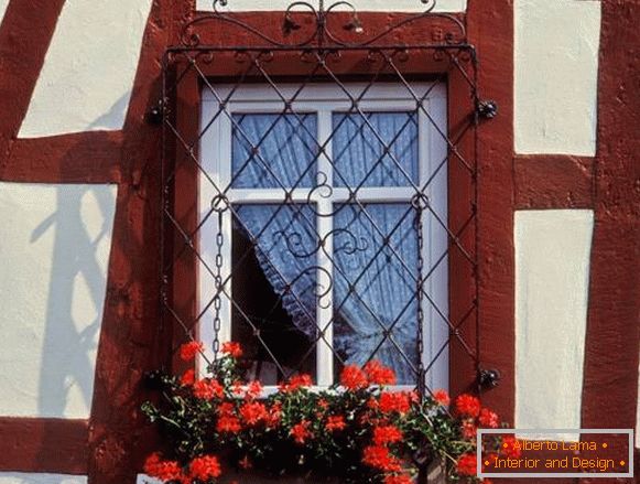 Tipuri de grătare pentru ferestre - forjate decorative