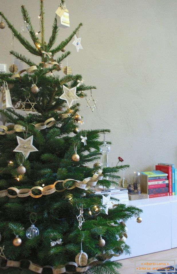 Pomul de Crăciun decorat cu jucăriile noastre de casă