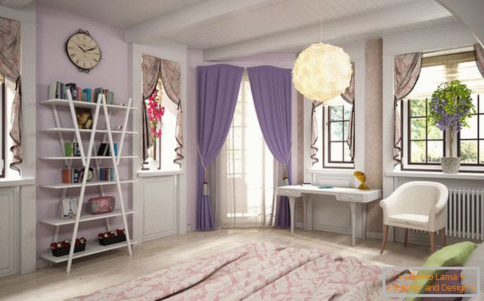 Dormitorul în stilul francez este luminos și spațios. Deschiderile ferestrei sunt decorate cu lambrequins laconice. 