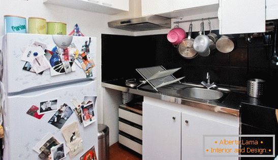 Design interior al unei bucătării mici в чёрно-белом цвете