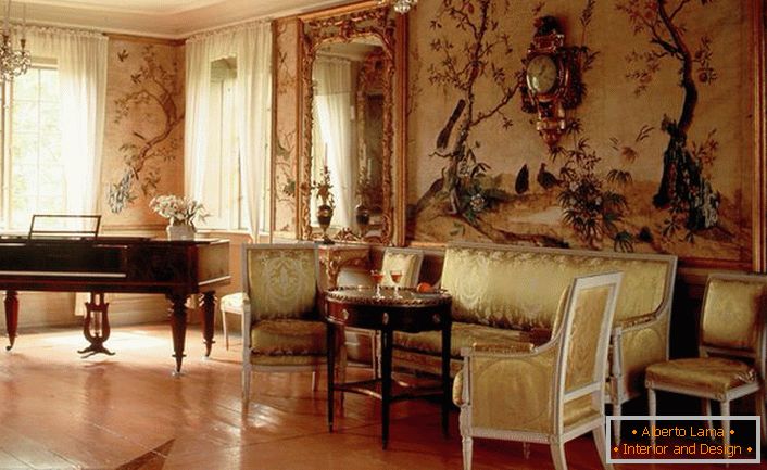 Camera de zi luxoasă în stil Empire este de remarcat pentru decorațiunile deosebite.Proprietarul casei, cel mai probabil, îi place să cânte la pian, care se potrivește și în imaginea generală a interiorului. 