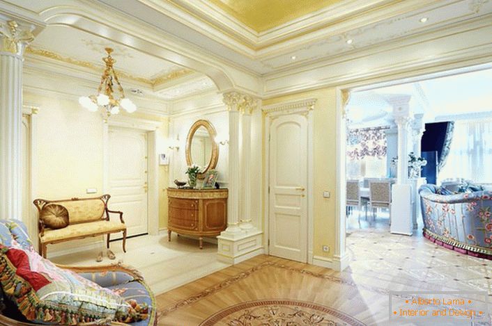 Apartamentele regale în stil Empire într-un apartament obișnuit din Moscova.