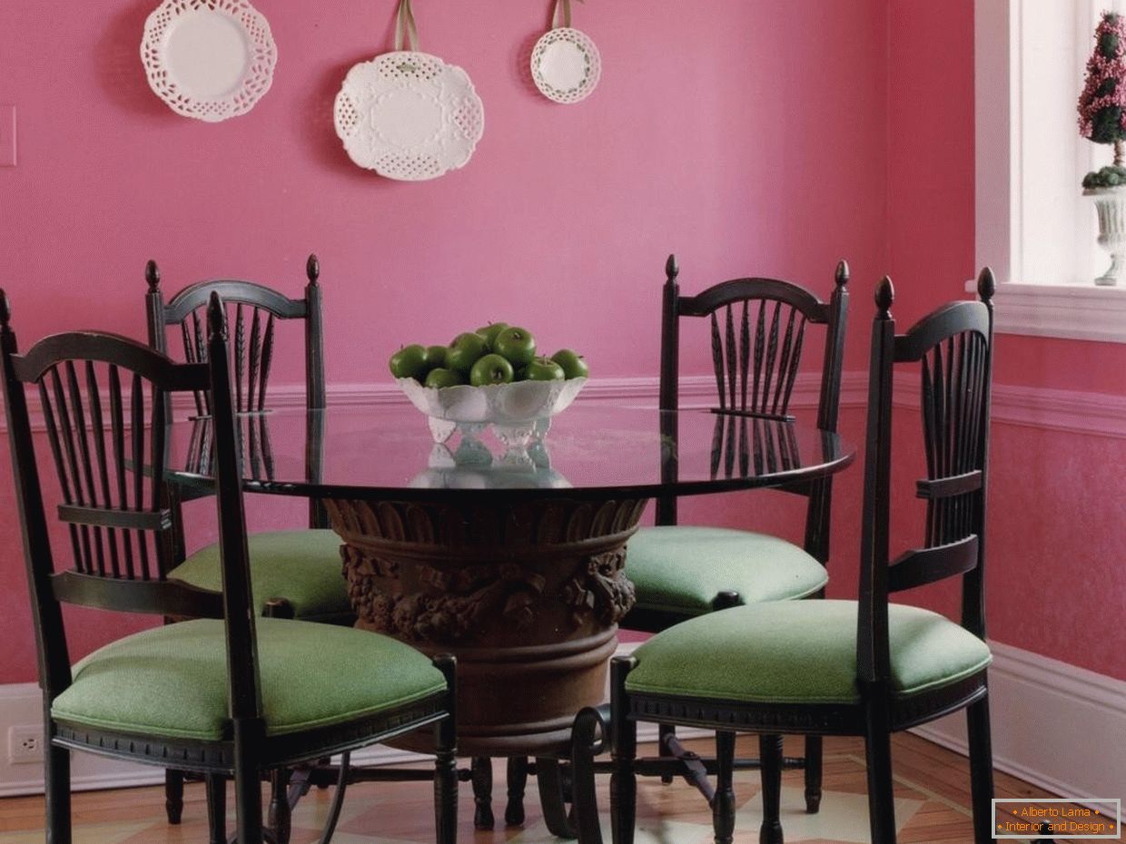 Combinația de scaune verzi într-o sală de mese roz
