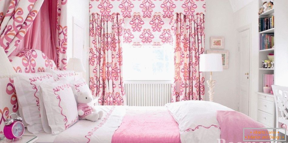 Dormitor în culori roz