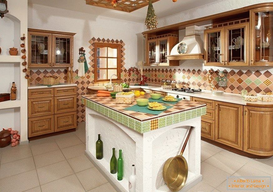 Bucătărie cu o insulă în stil rusesc