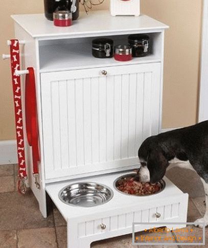 Alimente pentru un câine într-un sertar