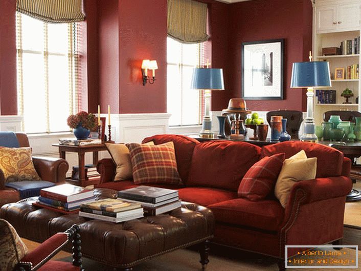 Mobilier elegant într-un living spațios. Armonie uimitoare de roșu în interiorul tradițional englezesc. 