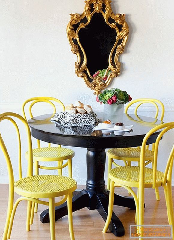 Scaune galbene strălucitoare și o masă de masă neagră