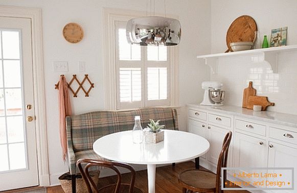 Sala de mese mică în culoare albă
