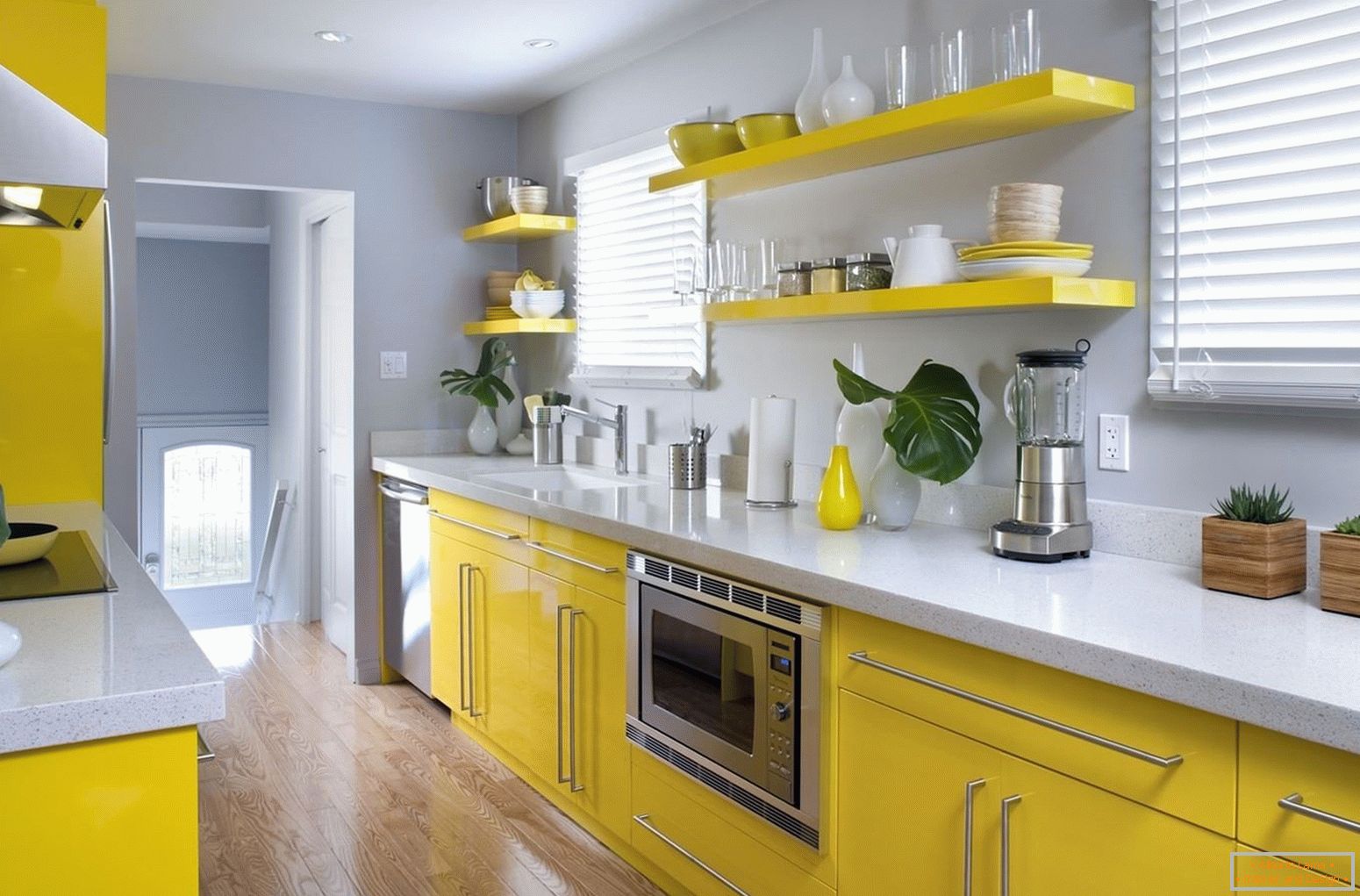 Combinația de mobilier galben și pereți gri în bucătărie