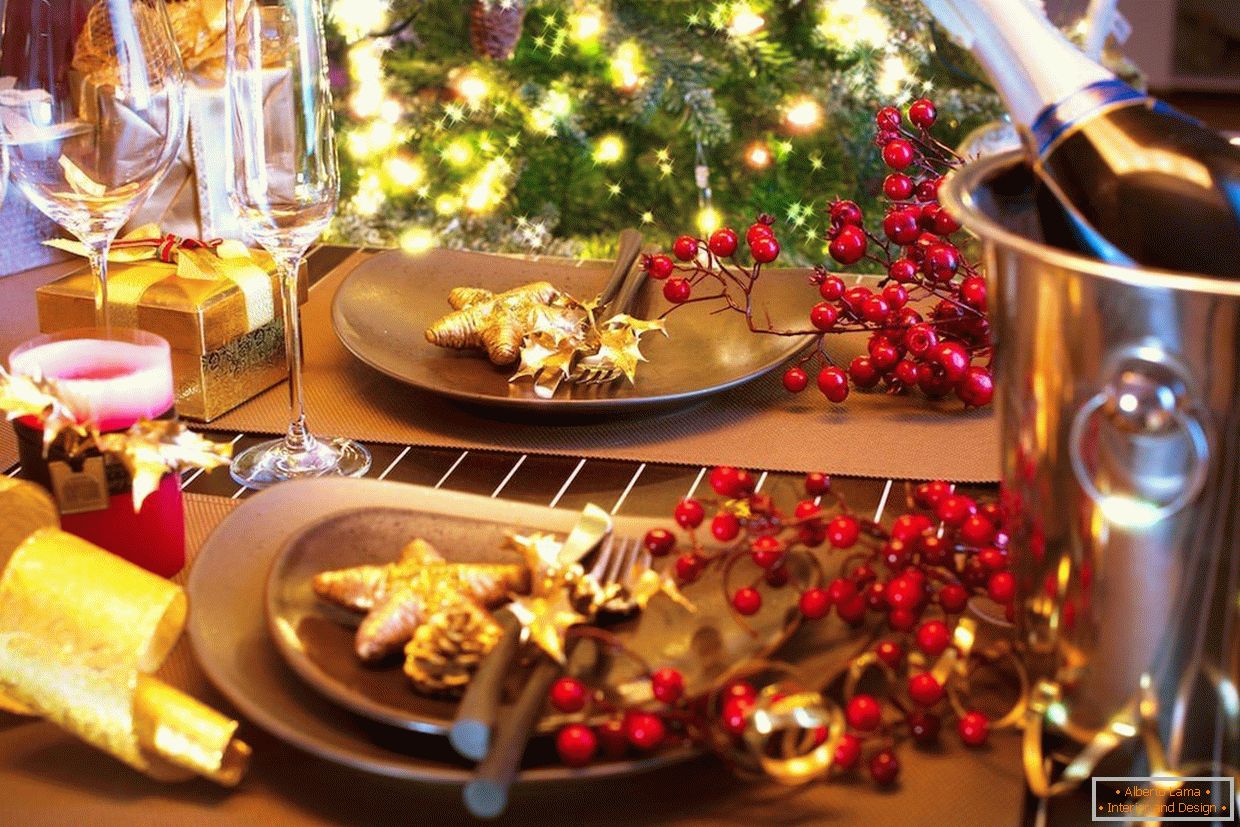 Ramurile Rowan sunt o varianta ideala a decorului mesei de Anul Nou