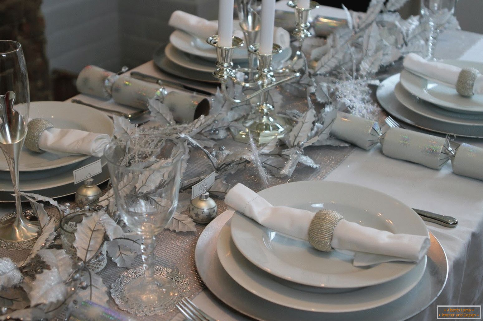 Set de masă alb-argintiu