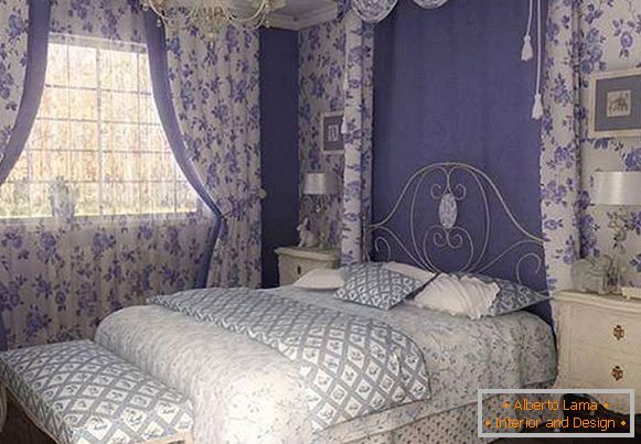 Combinația de alb și purpuriu în interiorul dormitorului