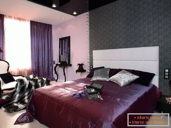 Purple dormitor cu un tavan intunecat gri întins