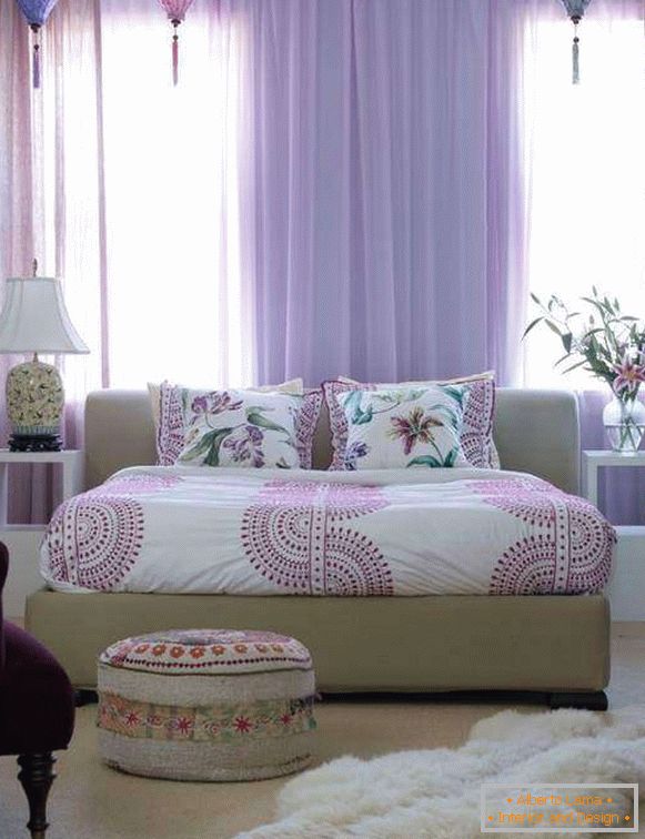 Perdele transparente violet în dormitor - fotografie în interior