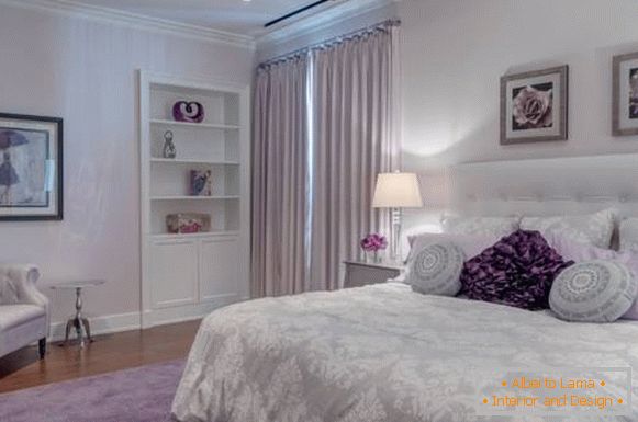 Dormitor în violet cu accente albe
