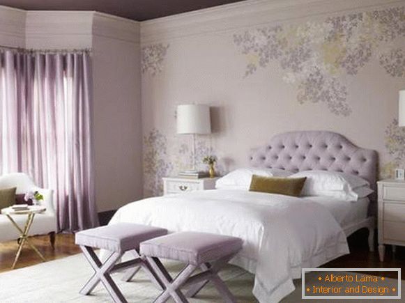 Imagini de fundal purpurie, perdele și tavan în dormitor - fotografie