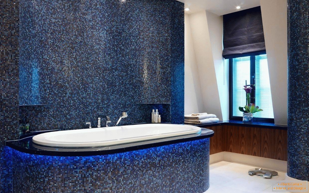 Mozaic albastru închis în baie
