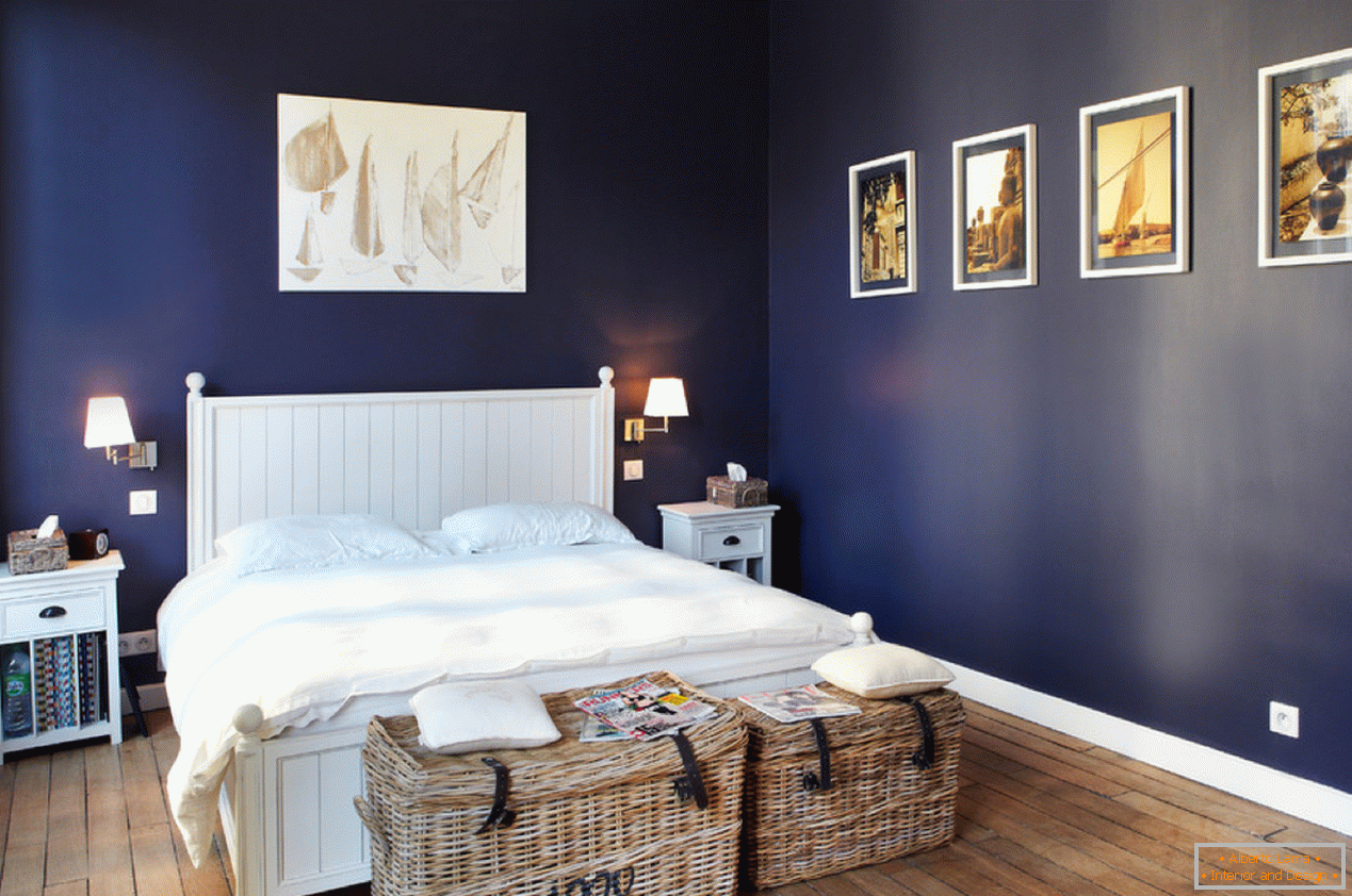 Ziduri albastre în dormitor