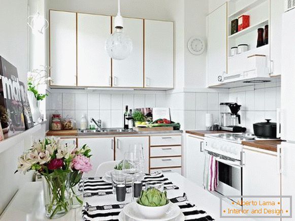 Bucătărie cu sală de mese în culoare albă