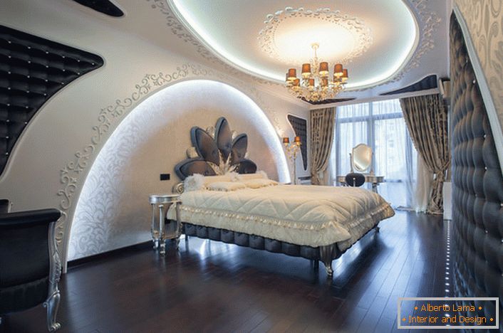 Parchetul din lemn de culoare închisă este dezafectat armonios într-o ambianță în dormitor, în stil de înaltă tehnologie.