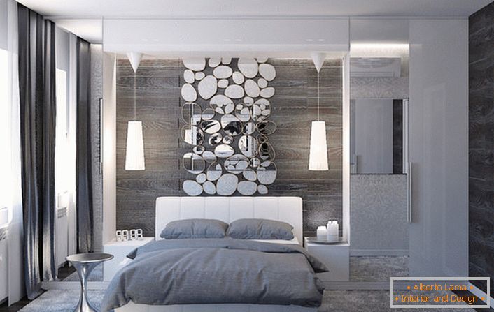 Zidul de deasupra capului patului este decorat cu un colaj elegant de oglinzi în formă de ovală.