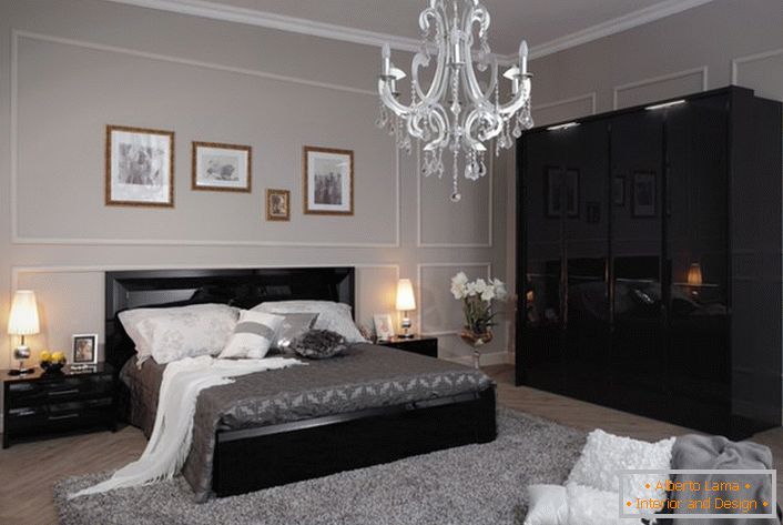 Un dormitor confortabil și elegant în stil de înaltă tehnologie, realizat în tonuri de gri deschis, cu mobilier negru contrastant.
