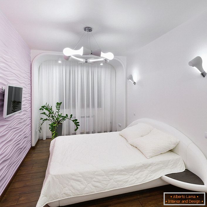 Dormitorul este de înaltă tehnologie în culori ușoare, fără mobilier suplimentar.