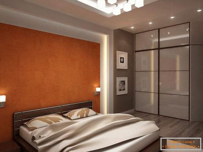 Dormitorul funcțional cu iluminat bine ales este realizat în tonuri de gri și lumină bej. 