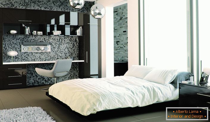 În proiectarea de mobilier pentru dormitor, cu o suprafață lucioasă este combinată cu succes cu pereți mată.
