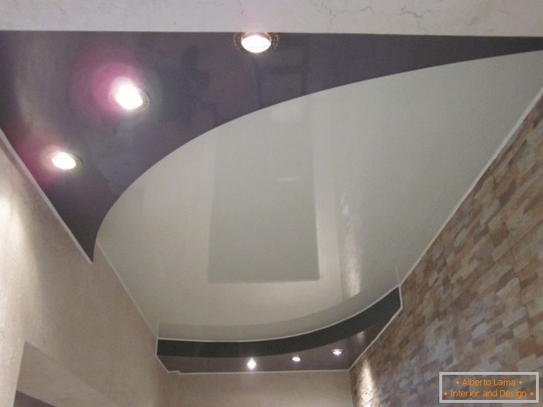 Două niveluri de plafon stretch alb-negru pentru o sală spațioasă - soluția potrivită pentru un apartament oraș.