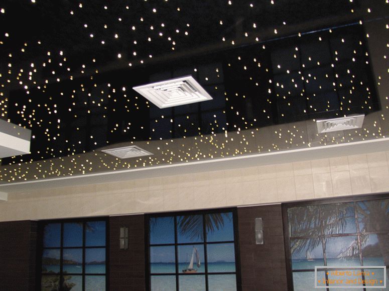 Tavanul întins lucios din PVC imită cerul de noapte, cerul înstelat. Idee grozavă pentru un dormitor sau o cameră pentru copii.