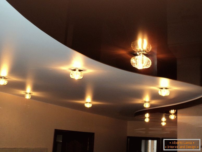 Tavanul rafinat pentru o cameră de zi spațioasă este deosebit de relevant în condițiile iluminării naturale insuficiente.