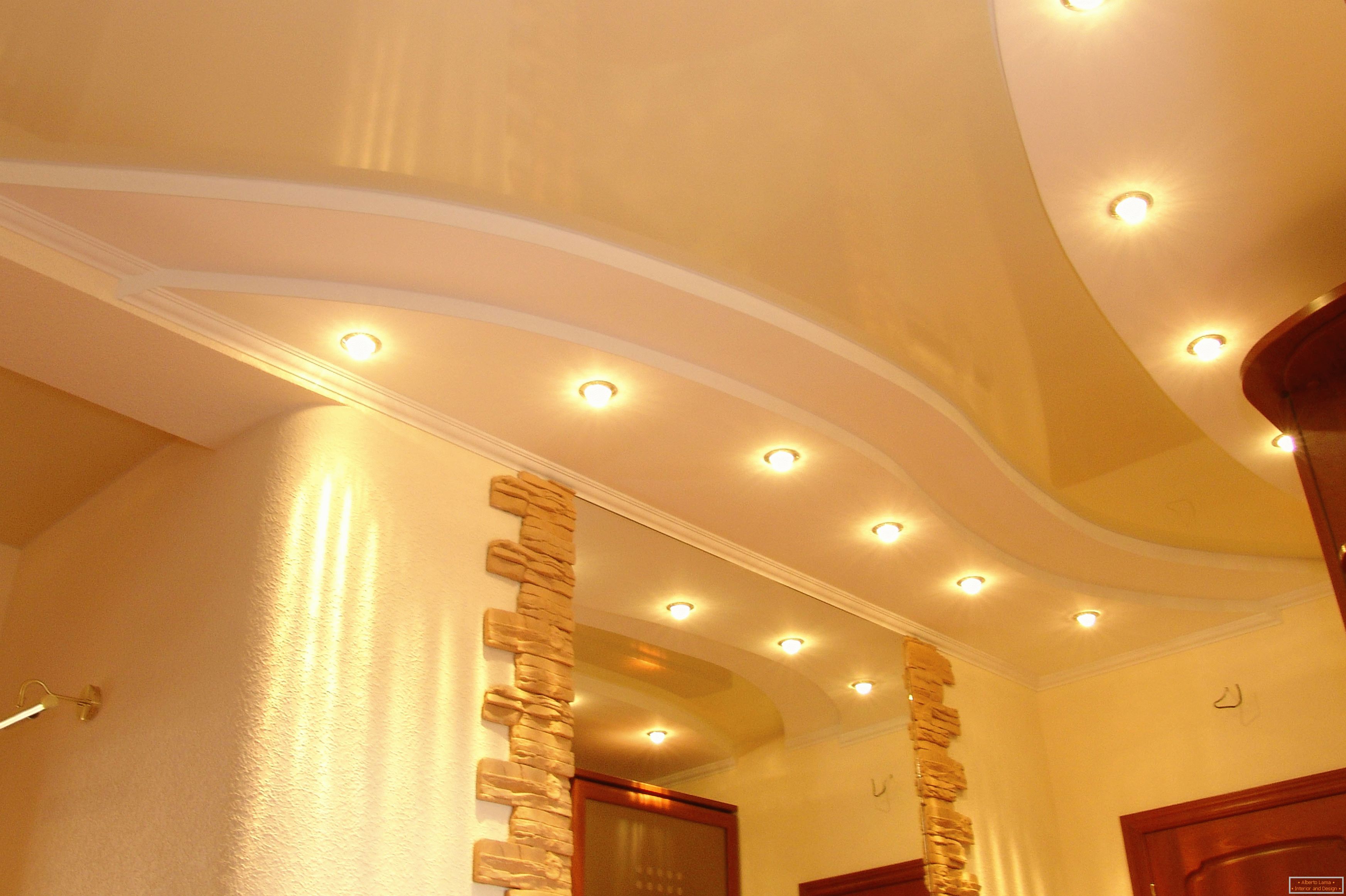 Tavan decorat corect pe hol. Punct de iluminat - cea mai acceptabilă opțiune pentru tavane stretch PVC.