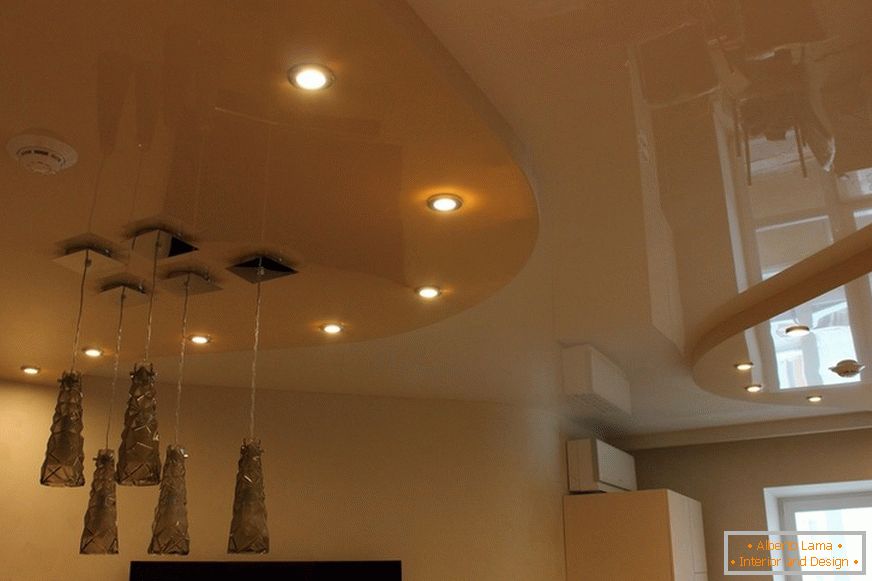 Două niveluri de tavan stretch PVC în camera de zi a apartamentului orașului. Luminile conceptuale reprezintă o mișcare bună de proiectare.